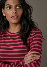 Next PETITE FIT - CREW NECK - Trükipildiga T-särk - burgundy red
