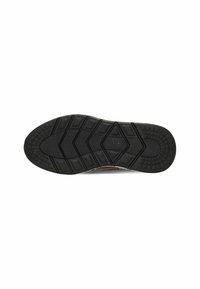 Semelle de chaussure en caoutchouc noir avec un design de bande de roulement texturé, présentant des motifs en diamant et rectangulaires pour une meilleure adhérence et stabilité.