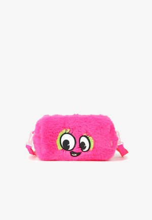 Sac rectangulaire en fourrure rose vif avec un visage de dessin animé souriant, aux grands yeux et paupières vertes sur le devant.