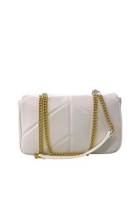 Borsa a tracolla bianca trapuntata con un motivo geometrico. Presenta una tracolla in catena dorata e una finitura liscia, con una forma rettangolare ben definita.