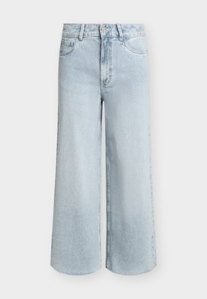 Jean en denim bleu clair à jambes larges, taille haute, avec bouton et fermeture éclair à l'avant, et cinq poches, sur fond blanc.