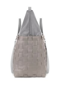 Gewebte graue Tasche mit dreieckigem Oberteil, das strukturierte, verflochtene Muster aufweist. Verstellbare graue Träger auf beiden Seiten.