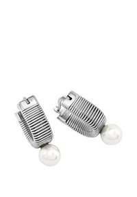 Boucles d'oreilles créoles en argent avec un design strié et une perle blanche en accent au bas. Fini brillant avec un mécanisme de fermoir sécurisé.