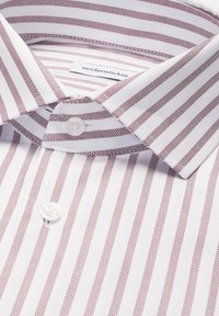 Camicia bianca da uomo con sottili righe color mogano, collo con bottoni e due bottoni sulla patta frontale. L'etichetta riporta la scritta "seidensticker".