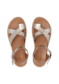 Leren sandalen met zilveren kruissbanden, een bruine voetbed en een gesp sluiting op de enkelband. Platte zool met een eenvoudig design.