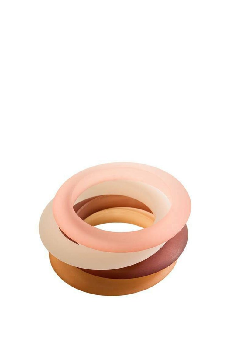 Anelli in silicone impilati in diverse sfumature di pesca, beige e marrone; texture liscia con bordi arrotondati e una forma circolare uniforme.