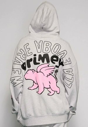 Sweatshirt met capuchon met een grote afbeelding van een roze beer met vleugels en een opvallende tekst in verschillende stijlen op grijze stof.