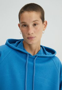 Touché Privé HOODED OVERSIZE - Mikina - stone blue denim