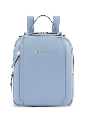 Lichtblauwe leren rugzak met dubbele ritssluitingen, voorvak met ritssluiting, verstelbare schouderbanden en een bovenste handvat, voorzien van een klein metalen logo.
