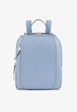 Lichtblauwe leren rugzak met dubbele ritssluitingen, voorvak met ritssluiting, verstelbare schouderbanden en een bovenste handvat, voorzien van een klein metalen logo.