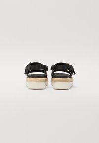 Fekete szandálok dupla pánttal, szőtt espadrille talppal beige kiegészítővel és fehér gumitalppal.