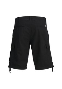 Short cargo noir avec deux grandes poches latérales, deux poches arrière fendues et des cordons réglables aux ouvertures des jambes.