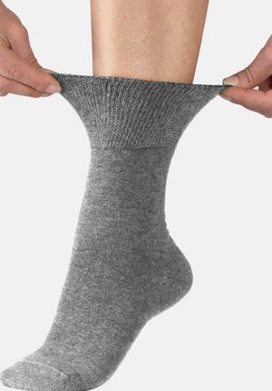 Grau gefärbte Baumwollsocke mit geripptem Bündchen wird gezogen und zeigt die glatte Textur sowie das nahtlose Zehendesign. Geeignet für den Freizeitgebrauch.