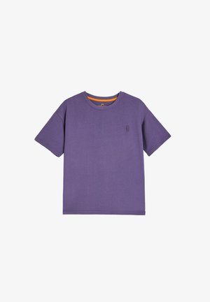 Fioletowa koszulka z krótkim rękawem wykonana z bawełny, z okrągłym dekoltem i małym logo z przodu. Gładka faktura.