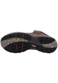 Brauner Outdoor-Schuh mit einer strukturierten Gummisohle, der orangefarbene und gelbe Akzente aufweist. Der Schuh besitzt eine Schnürung und ist aus strapazierfähigen Materialien gefertigt.