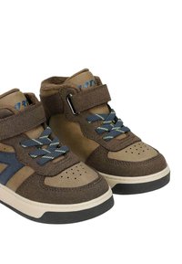 Paire de baskets montantes marron et beige pour enfants avec des lacets bleus et jaunes et une bride velcro sur fond blanc.
