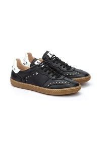 Zapatillas de cuero negro con un acabado texturizado, acentos en crema, detalles perforados y suela de goma. Diseño con cordones y costuras visibles.