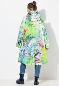 Barevný, vzorovaný plášť do deště s kapucí, v odstínech zelené, růžové a modré. Volný střih, dlouhé rukávy a mid-length design.