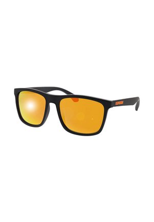 Schwarz gerahmte Sonnenbrille mit rechteckigen orangefarbenen verspiegelten Gläsern und orangefarbenem Markenzeichen am Bügel vor weißem Hintergrund.