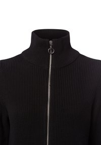 Schwarzer gestrickter Pullover mit hohem Kragen und einem Metallreißverschluss auf der Vorderseite. Die Struktur ist gerippt und sorgt für ein gemütliches Erscheinungsbild.