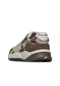 Le sneakers presentano un mix di camoscio e tessuto in verde chiaro, marrone e crema. Suola spessa, accenti texturizzati e design del tallone distintivo.