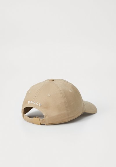 Casquette de baseball beige avec un arrière ajustable, fabriquée en coton. Elle présente un logo "BALLY" brodé à l'arrière et un design à six panneaux.