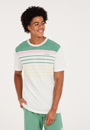 Korte mouwen T-shirt gemaakt van lichte stof. Groene bovenkant met horizontale strepen in roze, wit en geel. Heeft een klein groen logo.
