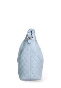 Borsa in pelle trapuntata di colore azzurro chiaro con parte superiore arrotondata, chiusura arricciata e anello in metallo argentato. Texture liscia e design elegante.