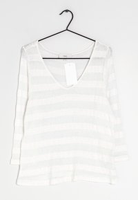 Weißer Langarmpullover mit V-Ausschnitt, der horizontale Streifen und ein strukturiertes Muster aufweist. Etikett angebracht; hängt an einem schwarzen Haken.