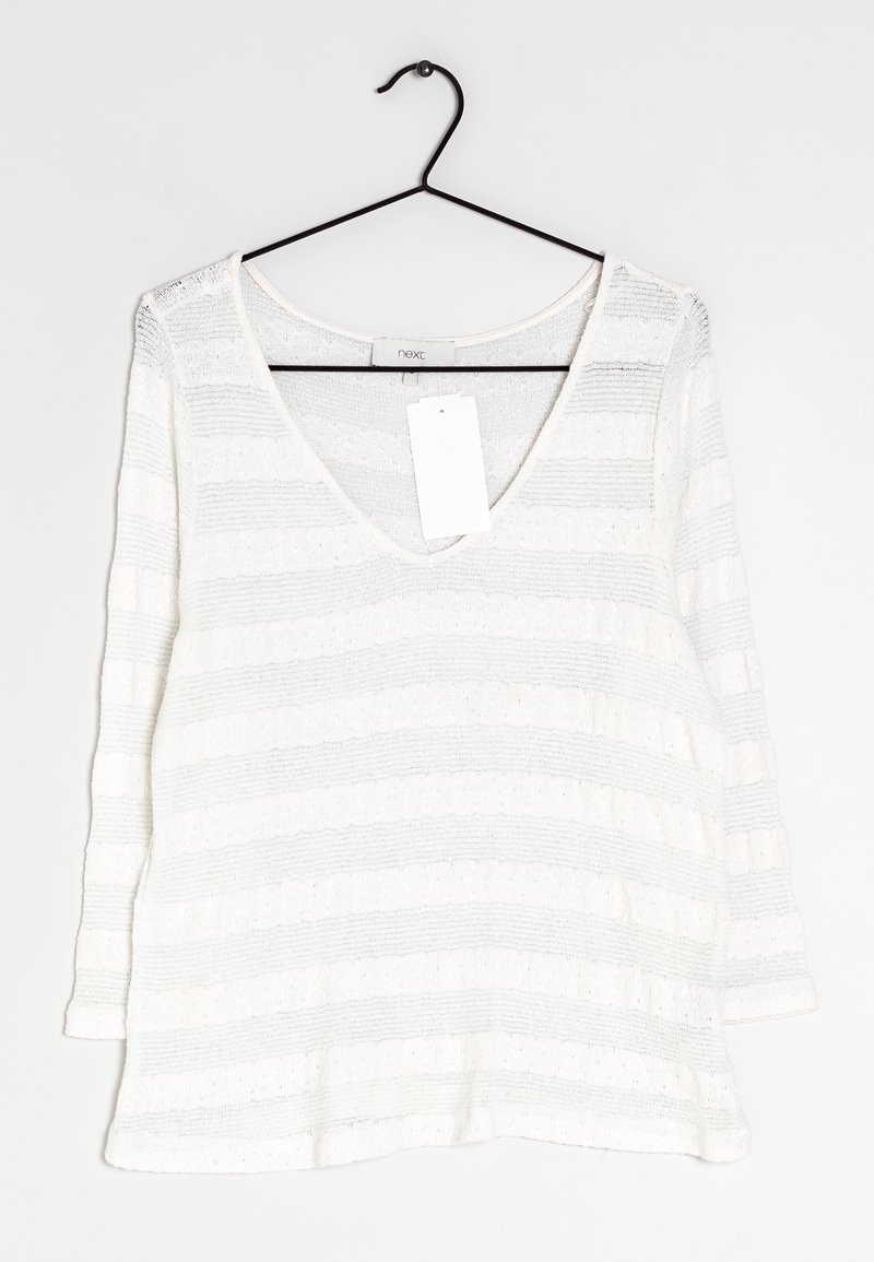 Weißer Langarmpullover mit V-Ausschnitt, der horizontale Streifen und ein strukturiertes Muster aufweist. Etikett angebracht; hängt an einem schwarzen Haken.