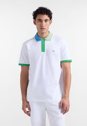 Polo bianca con colletto a trama blu e verde, maniche corte con dettagli verdi e piccolo logo blu sul petto a sinistra.