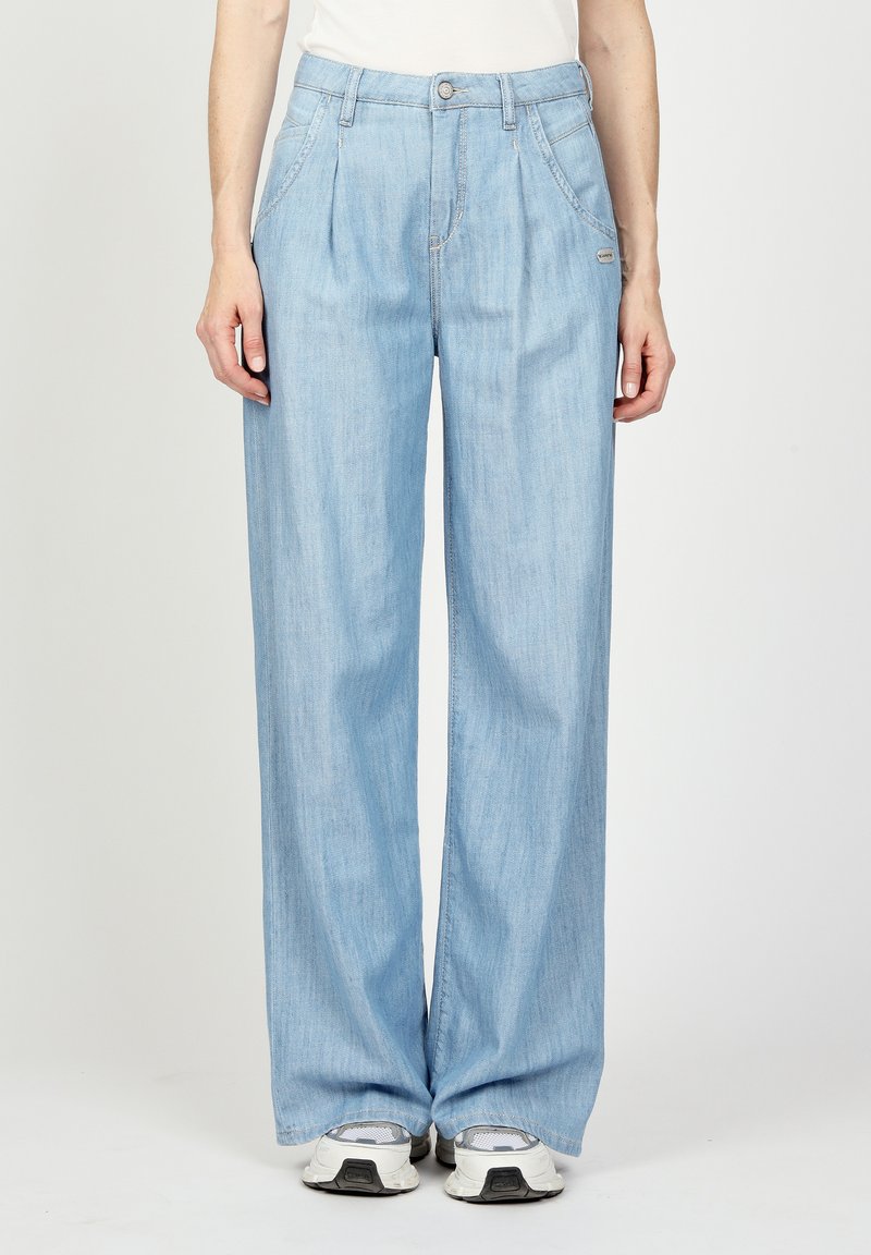 Hellblaue weit geschnittene Jeans mit hohem Bund, pleateauartigem Design, seitlichen Taschen und dezentem Kontraststepp.