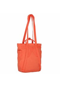 Sac fourre-tout corail avec deux longues anses, forme carrée, tissu texturé et poche avant. Présente des coutures décoratives et un design minimaliste.