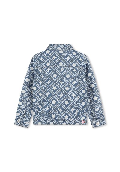 Veste en denim bleue avec des motifs blancs de fleurs, d'ours et de lettres. Équipée d'un col et de fermetures à bouton sur les poignets.