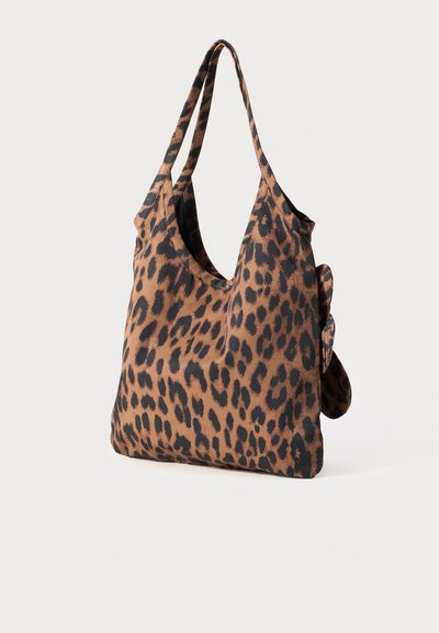 Leopardmønstret totebag med lange håndtak, laget av myk stoff. Har en avrundet form og en rynket detalj på den ene siden.