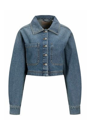 Chaqueta de mezclilla recortada en azul claro. Presenta un collar puntiagudo, cierre frontal de botones, dos bolsillos en el pecho y mangas largas con puños.