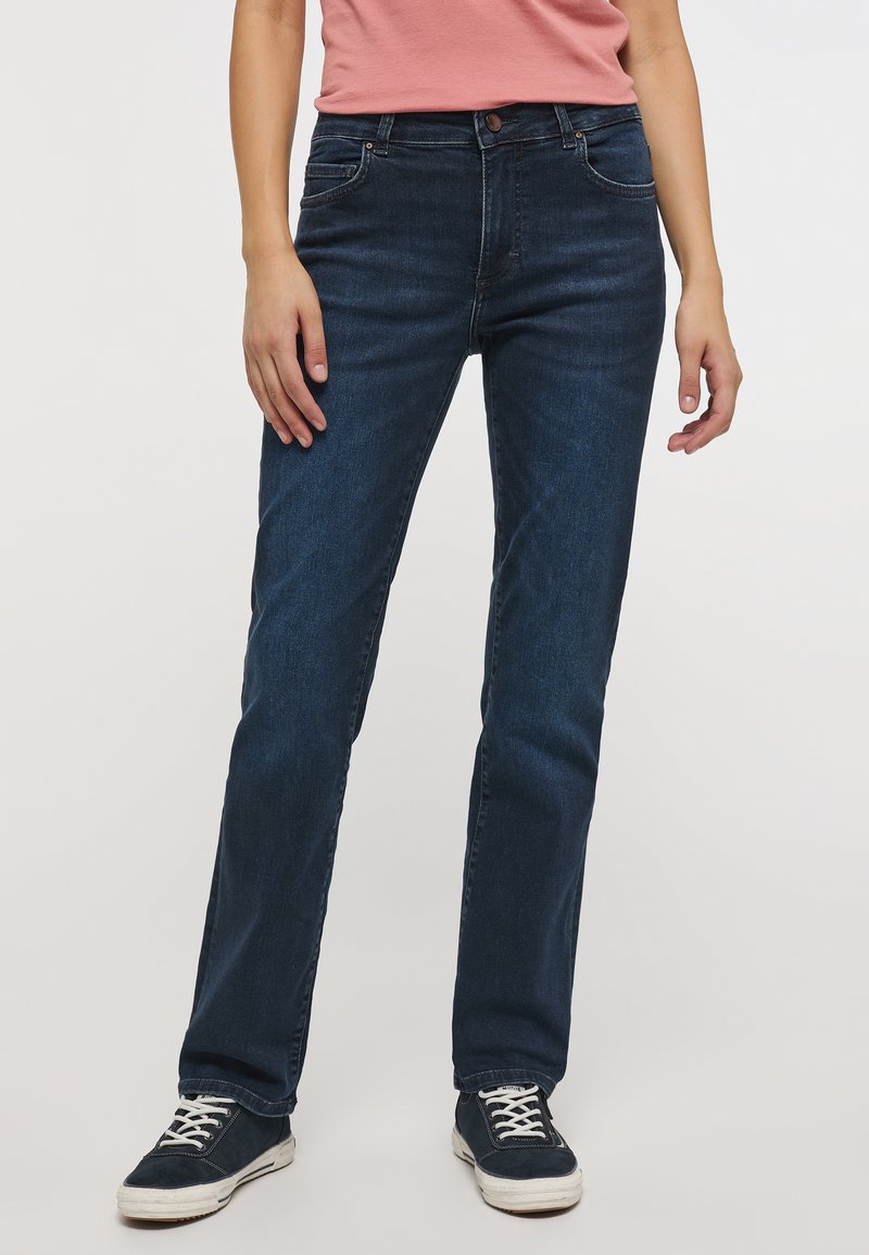 Jean en denim bleu foncé avec une coupe droite, cinq poches et une fermeture à bouton à la taille. Texture lisse, usure minimale visible.