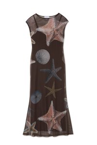 Vestido maxi castanho com um tecido transparente apresentando padrões de estrelas do mar e ouriços-do-mar em azul claro e coral, decote redondo e mangas cavadas.