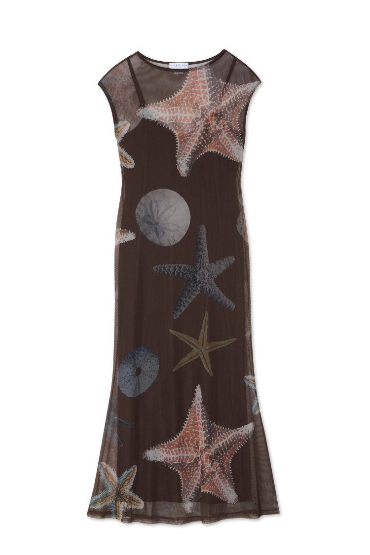 Brązowa sukienka maxi z przezroczystej tkaniny w wzory rozgwiazd i jeżowców w jasnoniebieskim i koralowym kolorze, okrągły dekolt i krótkie rękawy.