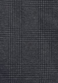 Dunkelgrauer Textilstoff mit einem karierten Muster aus abwechselnd hellen und dunklen Fäden, die eine strukturierte Oberfläche erzeugen.