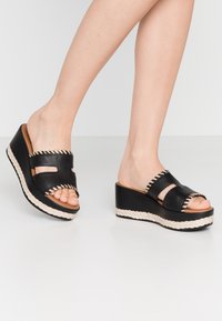 Tamaris Heeled mules - black/natural