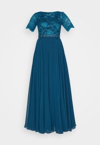 Robe longue couleur sarcelle avec corsage en dentelle, manches courtes et ceinture perlée, jupe fluide en chiffon sur fond blanc.