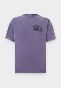 Tricou din bumbac purpuriu cu mâneci scurte și gât rotund. Prezintă un logo negru "Aries" pe partea stângă a pieptului, în interiorul unui contur arhitectural.