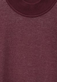 Burgundy-punainen villapaita, jossa on teksturoitu neule, ja ribbauskaulus. Materiaali näyttää pehmeältä ja kevyeltä, ja siinä on hienovarainen heather-kuvio.