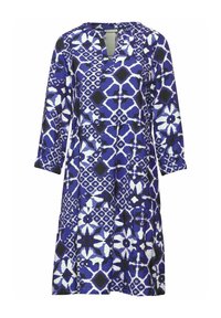 Blau-weiß gemustertes Kleid mit langen Ärmeln, V-Ausschnitt und gestuftem Design. Enthält geometrische und florale Motive.