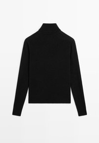 Maglione a collo alto di colore nero realizzato in un morbido tessuto a maglia, con maniche lunghe e un design aderente. Senza motivi o decorazioni visibili.