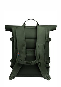 Mochila de color verde oliva con parte trasera de malla acolchada, correas ajustables, hebillas seguras y un pequeño logotipo cerca de la correa.