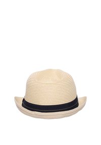 Sombrero tejido beige con ala corta ligeramente curvada hacia arriba y una banda de tela negra alrededor de la base de la corona.