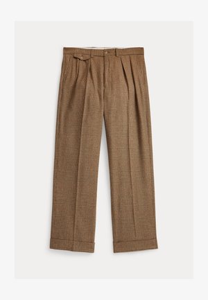 Hnědé kalhoty s kostkovaným vzorem a sklady, vyrobené z texturované látky. Vyznačují se přiléhavým pasem a manžetami u kotníků.