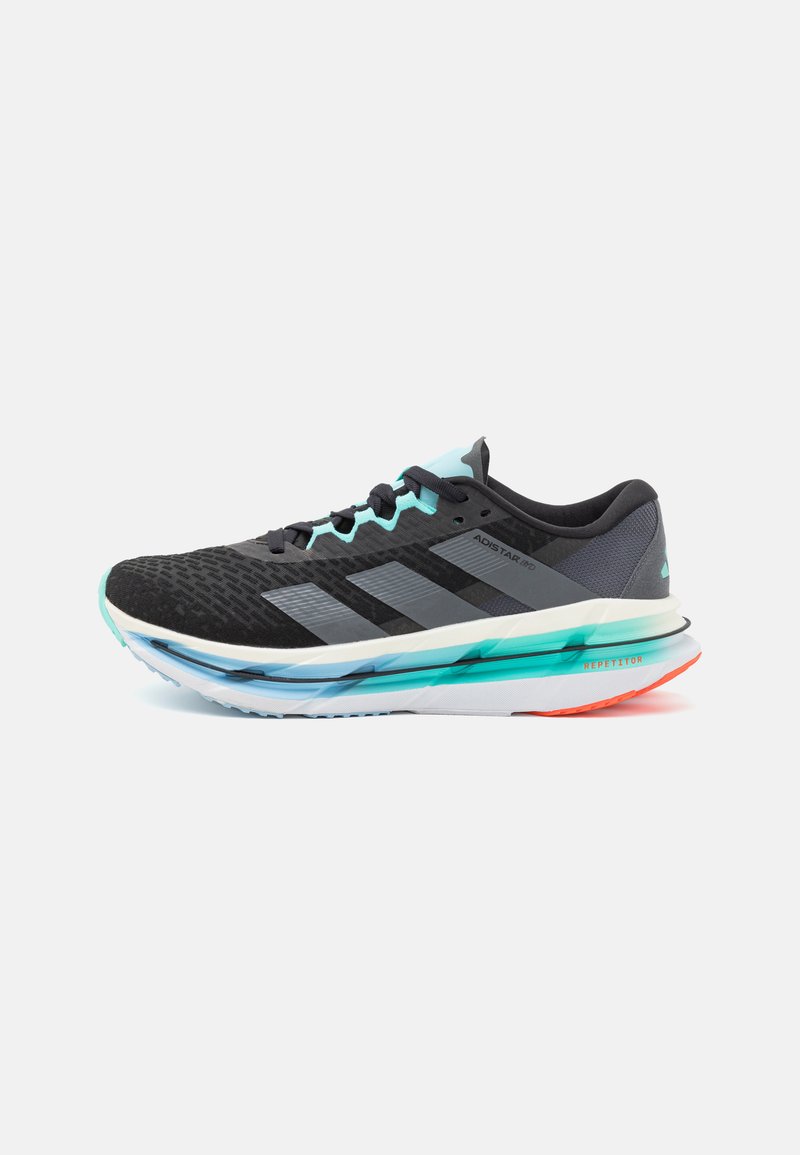Chaussure de course noire avec tige en mesh, accents turquoise, trois bandes grises et une semelle multicolore contenant des détails noirs, blancs et oranges.